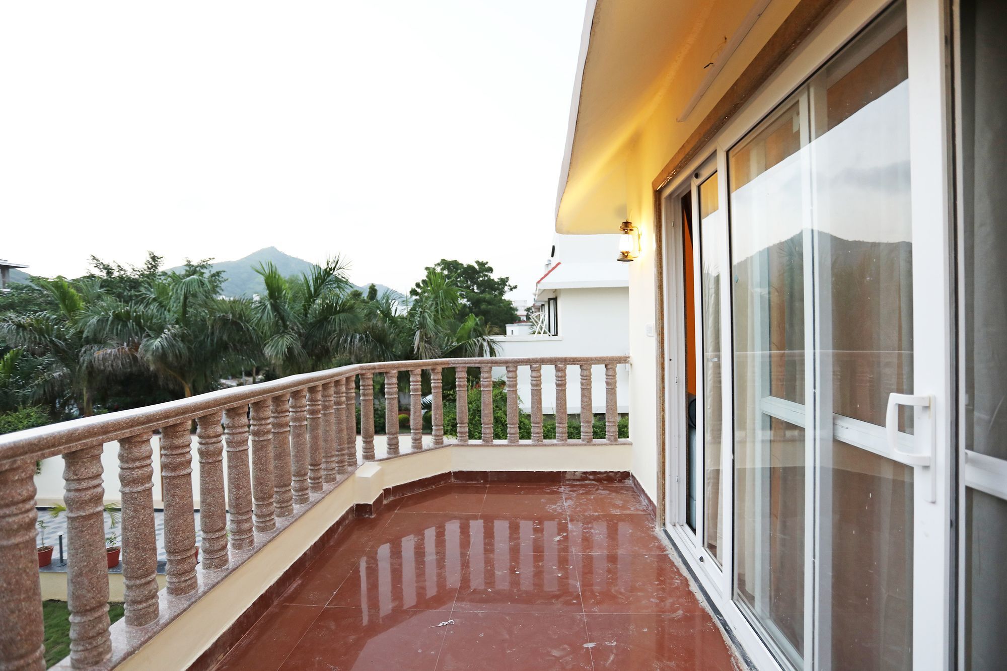 Oyo 9428 Hill View Room Goverdhan Vilas Удайпур Екстериор снимка