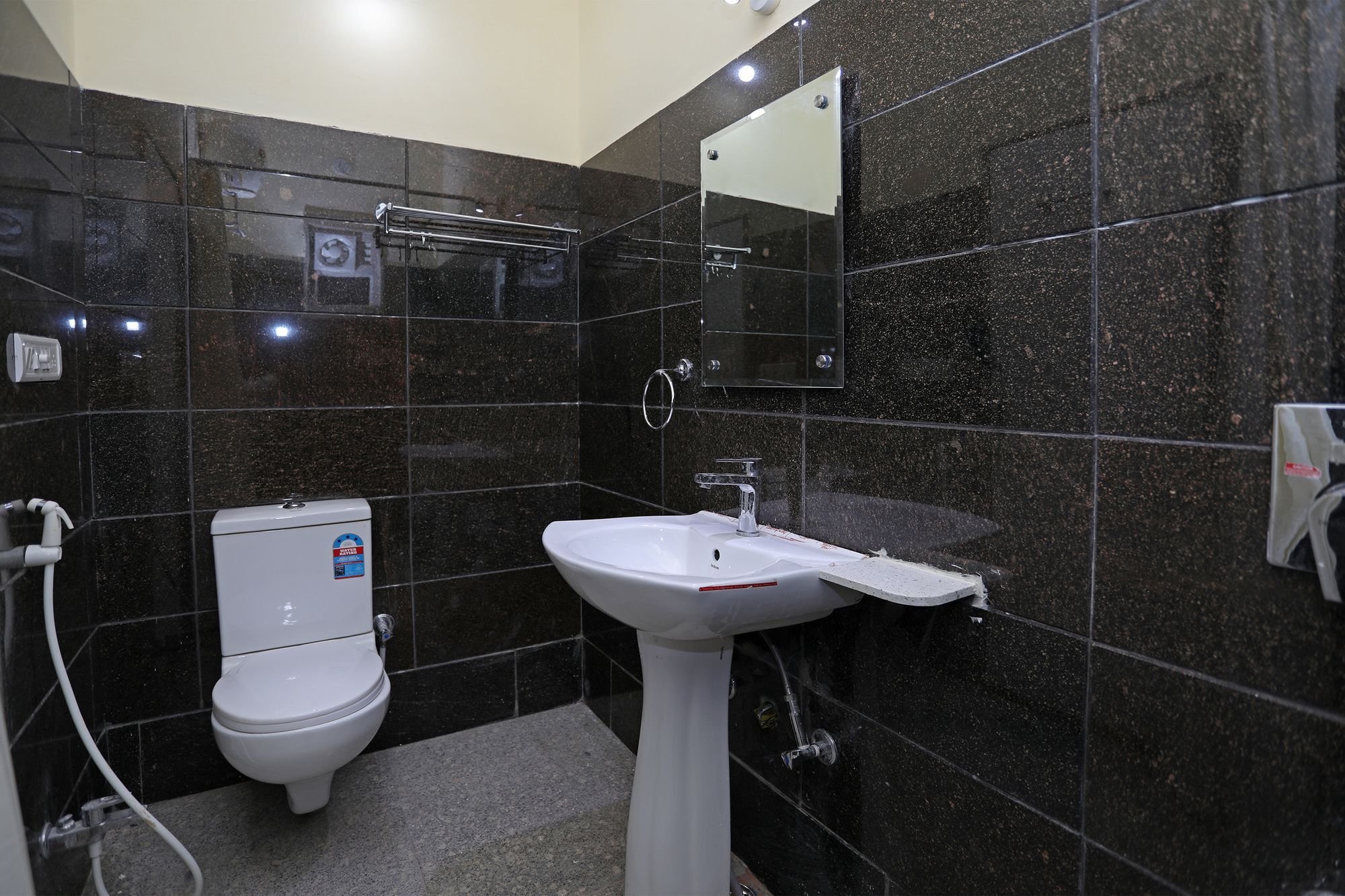 Oyo 9428 Hill View Room Goverdhan Vilas Удайпур Екстериор снимка