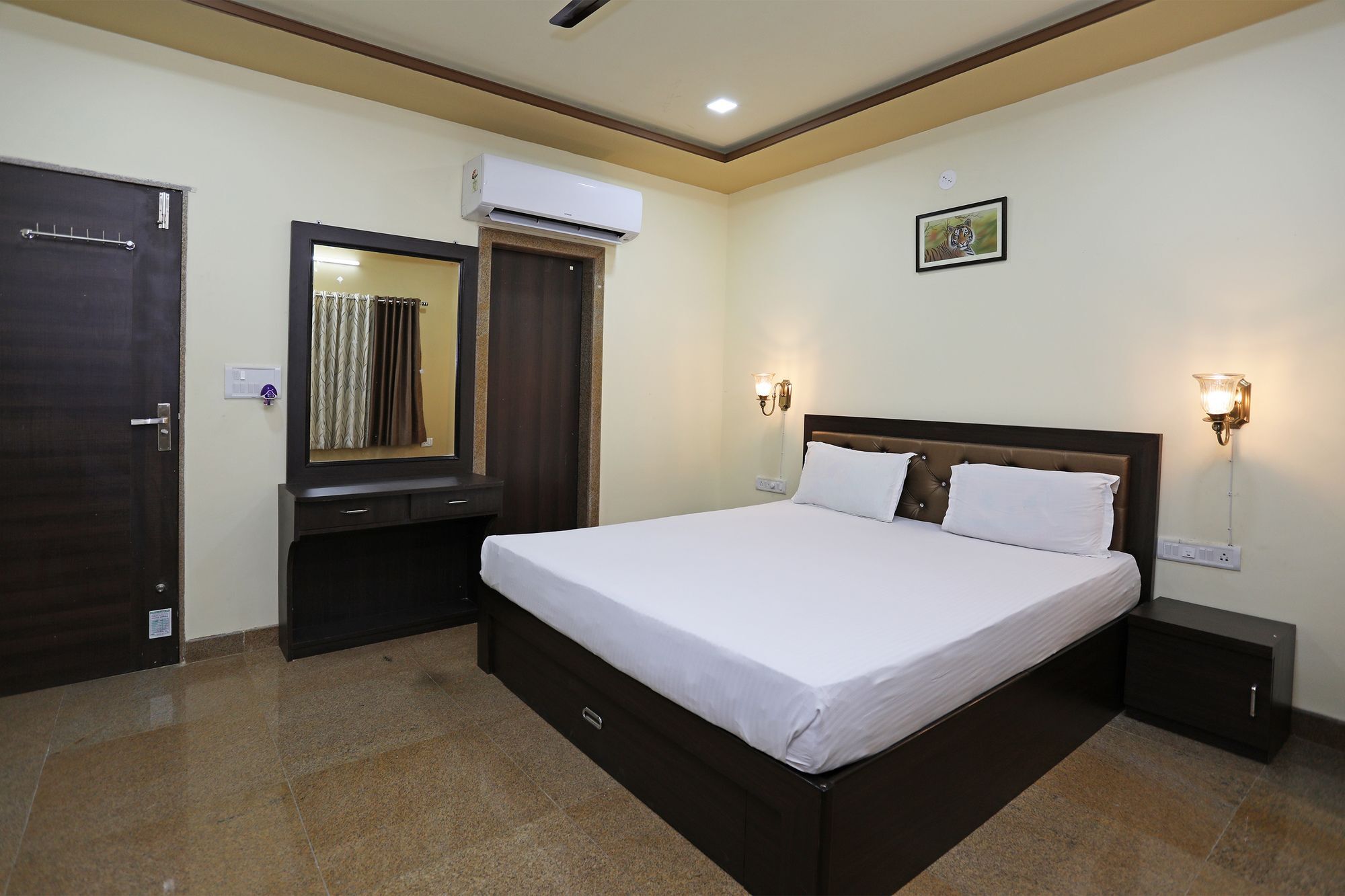 Oyo 9428 Hill View Room Goverdhan Vilas Удайпур Екстериор снимка